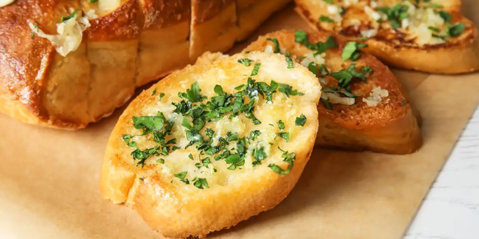Überbackenes Brot mit gebackenem Knoblauch - Rezepte &amp; Tipps