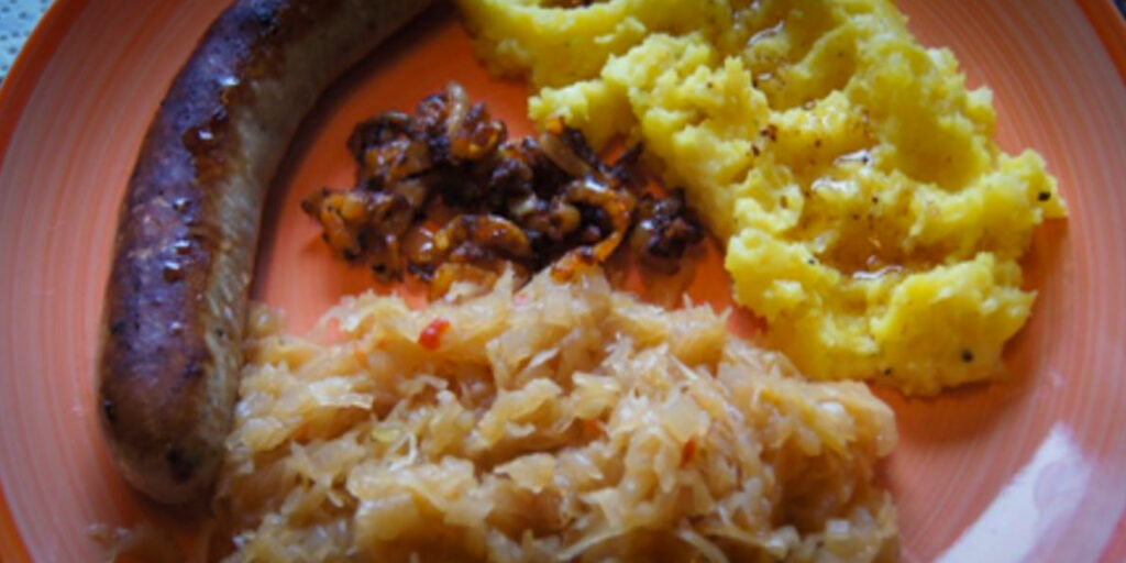 Thüringer Bratwurst mit Kartoffelpüree und Sauerkraut – Ein ...