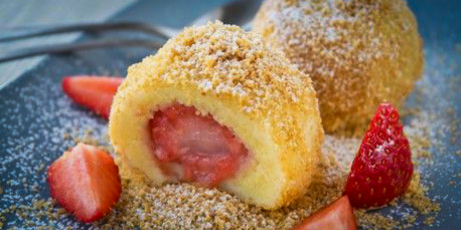 Erdbeerknödel mit Quarkteig, mit saurer Sahne serviert - Rezepte &amp; Tipps