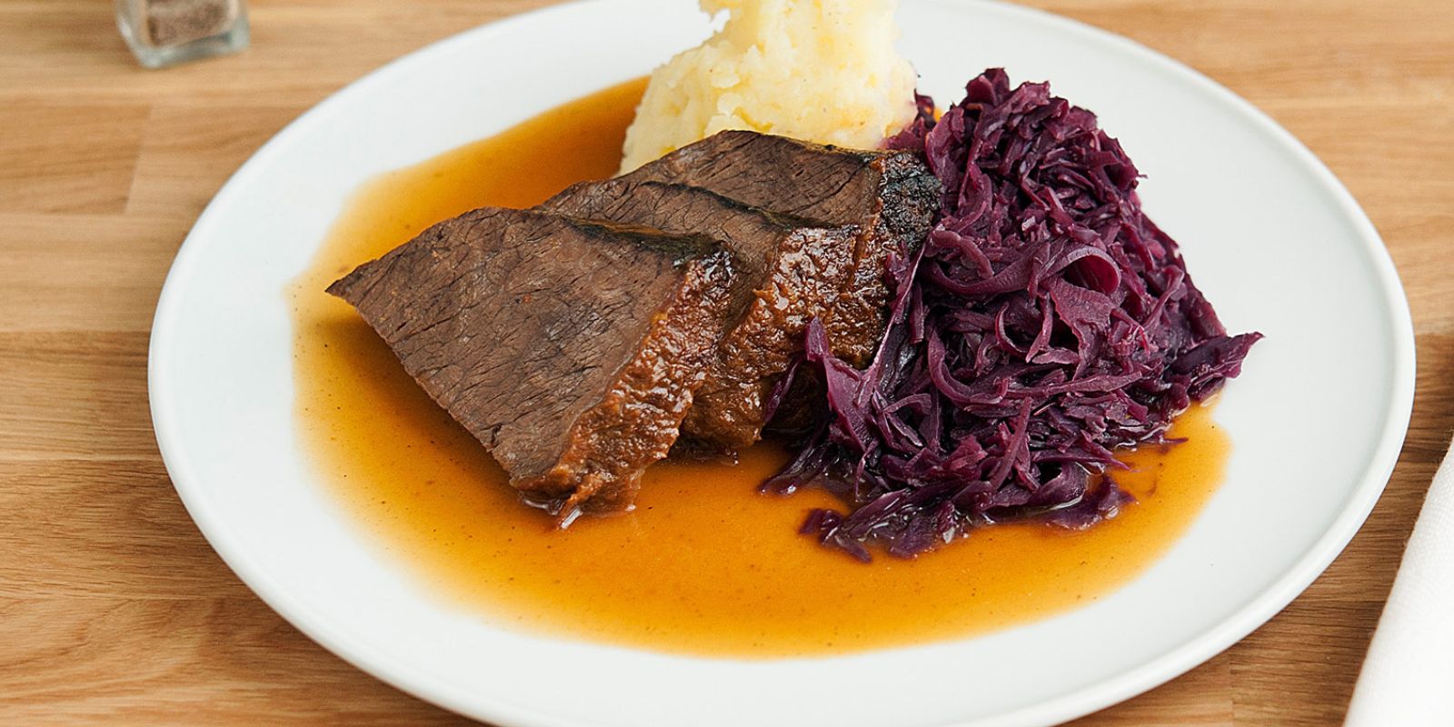 Rinderbraten mit Apfelrotkohl und Kartoffeln - Rezepte &amp; Tipps