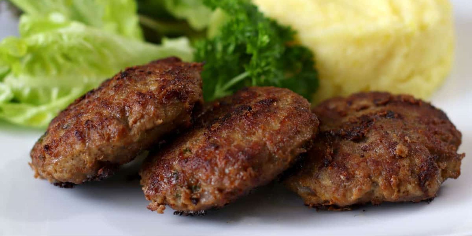 Fleischpflanzerl mit Kartoffelpüree und Gurkensalat - Rezepte &amp; Tipps