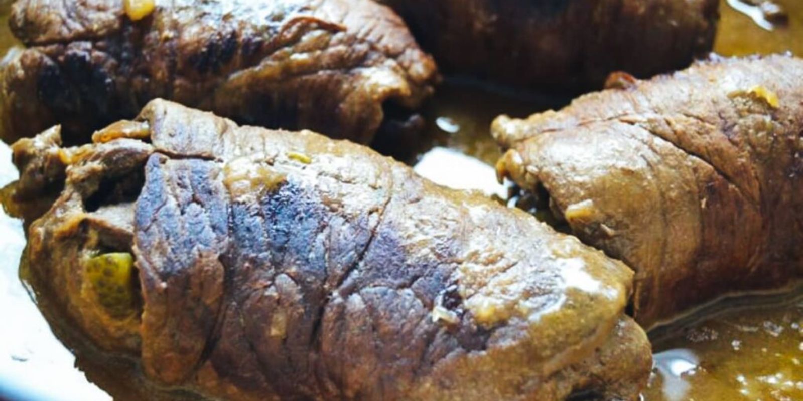 Omas Rinderrouladen mit Speck, Gürkchen, Zwiebeln und Hack - Rezepte ...