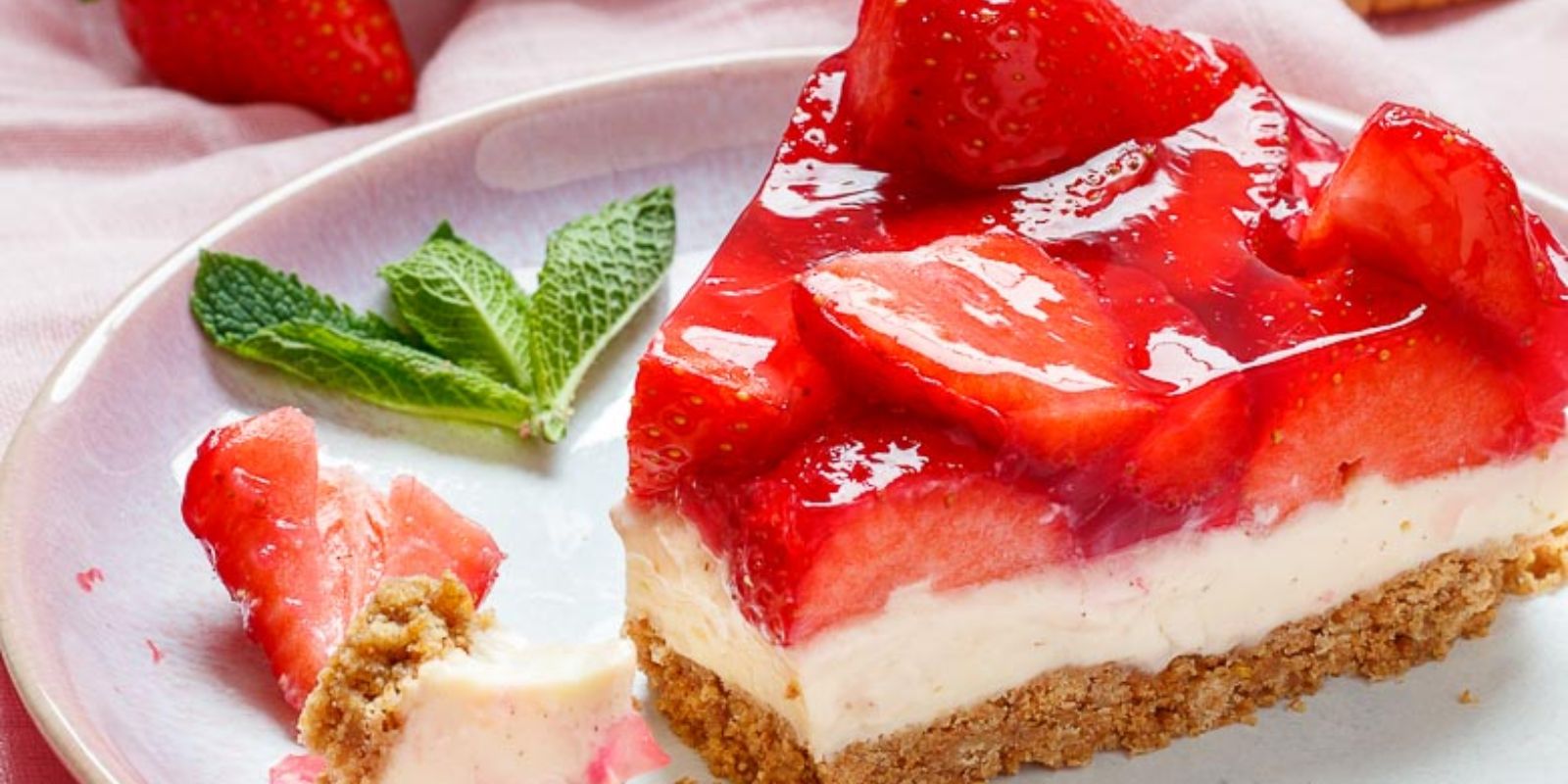 Erfrischender Erdbeer-Quark-Kuchen ohne Backen - Rezepte &amp; Tipps