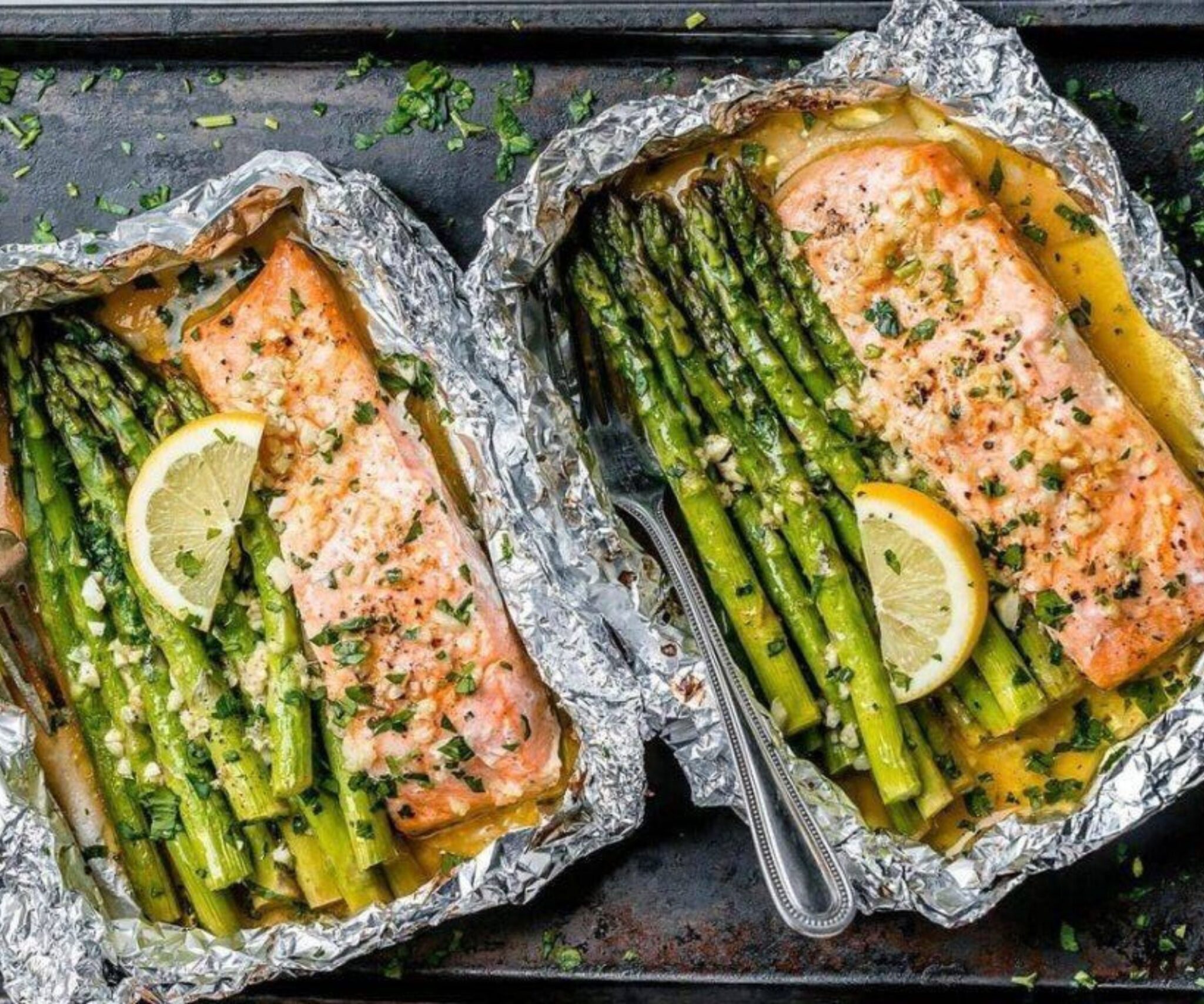 Gebackener Lachs in Folie mit Spargel- und Zitronen-Knoblauch-Buttersauce: Ein Festmahl der 