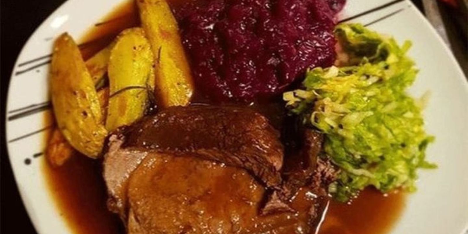 Rinderburgunderbraten mit Kartoffeln und Rotkohl: Ein Festmahl der ...