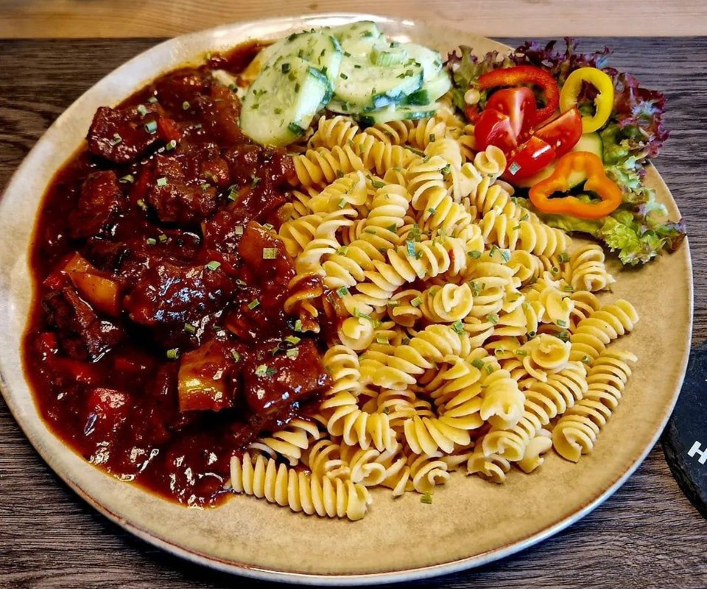 Gulasch mit Nudeln: Eine Kulinarische Reise durch Herzhaftes und Genuss ...