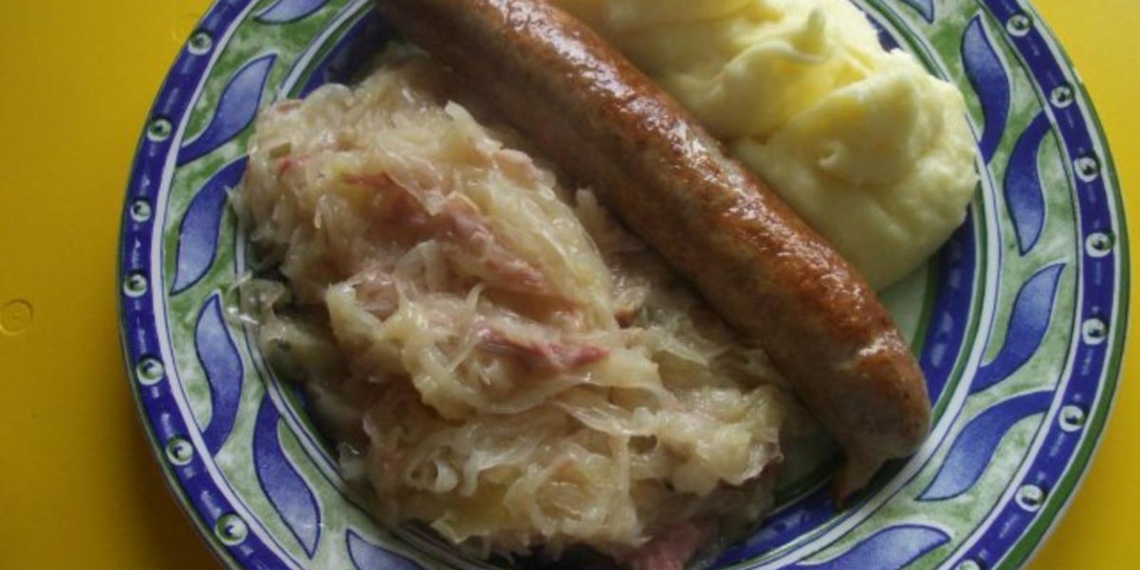 Thüringer Bratwurst mit Kartoffelpüree und Sauerkraut - Rezepte &amp; Tipps