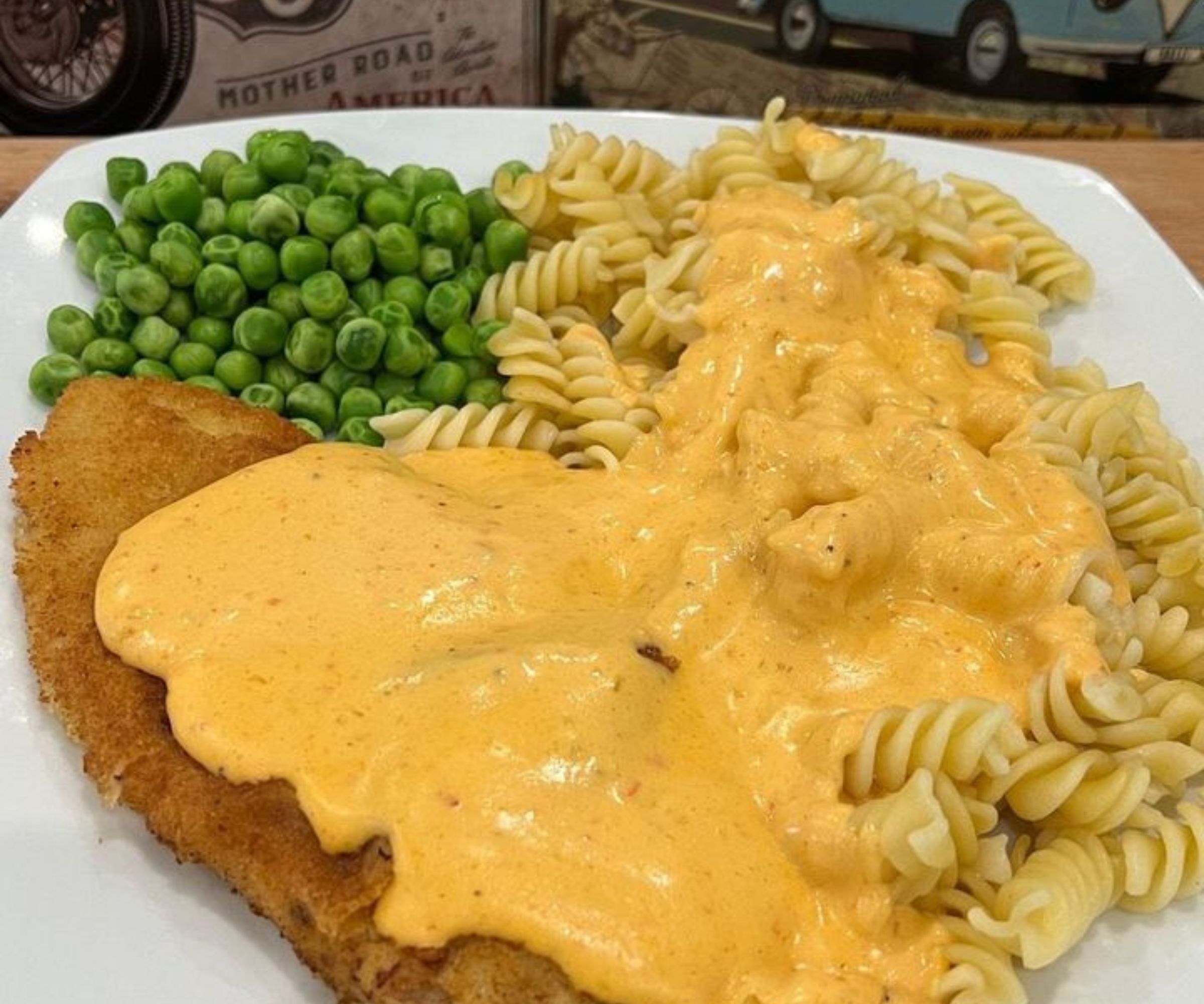 Das perfekte Gericht: Schnitzel, Nudeln, Erbsen und Frischkäsesauce ...