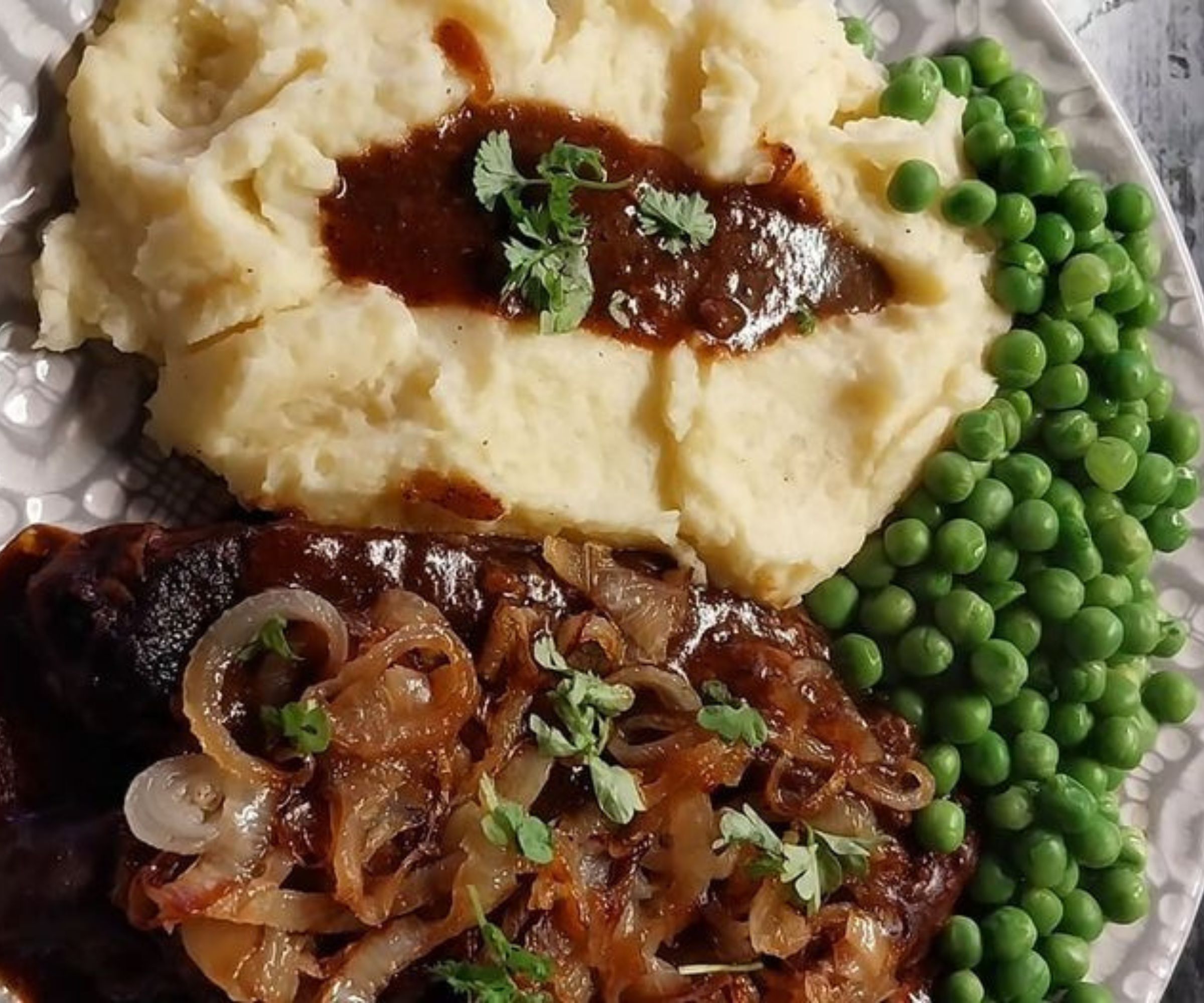 Köstliche Hausmannskost: Schweineleber mit Kartoffelbrei und Erbsen ...