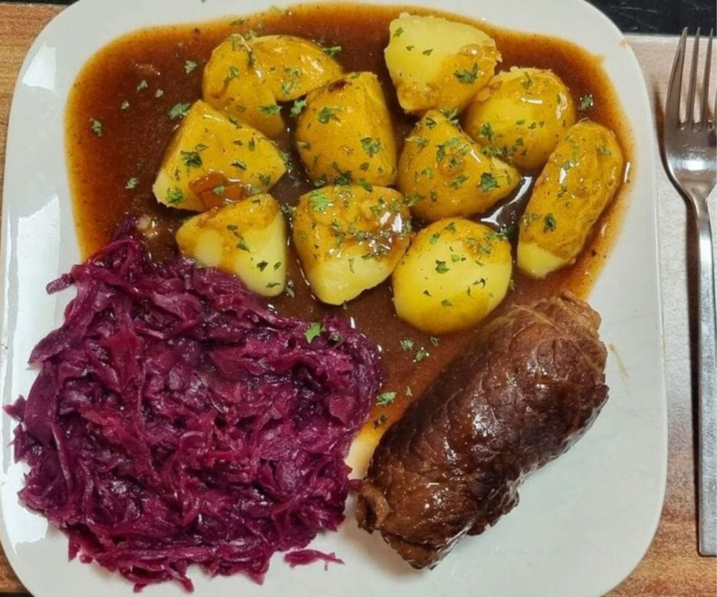 Rouladen mit Rotkohl und Kartoffeln: Ein herzhaftes Festmahl aus der ...