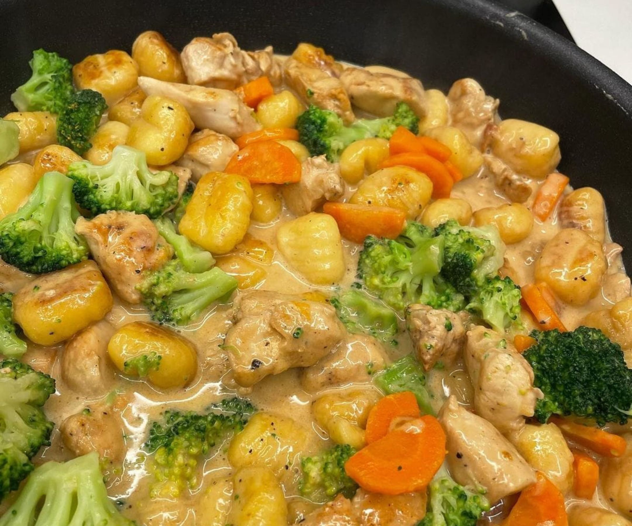 Gnocchi mit Hühnerfleisch, Brokkoli und Karotten: Ein köstliches und ...