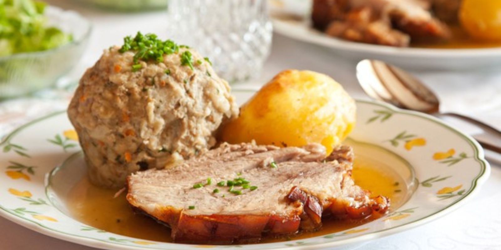 Schweinebraten mit Semmelknödel und Speckbohnen - Rezepte &amp; Tipps
