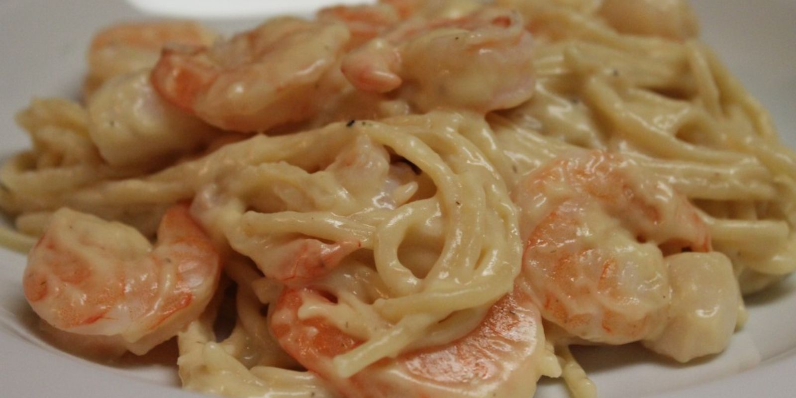 Cremige Garnelen-Nudeln mit hausgemachter Alfredo-Sauce - Rezepte &amp; Tipps