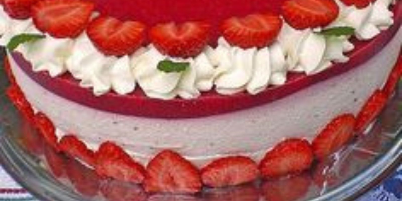 Rezept für Erfrischende Erdbeertorte ohne Backen: Sommerlich, Fruchtig ...