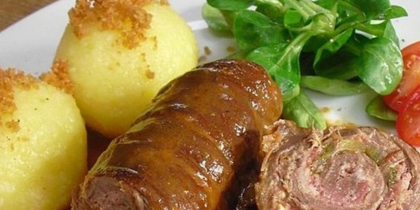 Rezept für Omas Rinderrouladen mit Speck, Gurken, Zwiebeln und Hack ...
