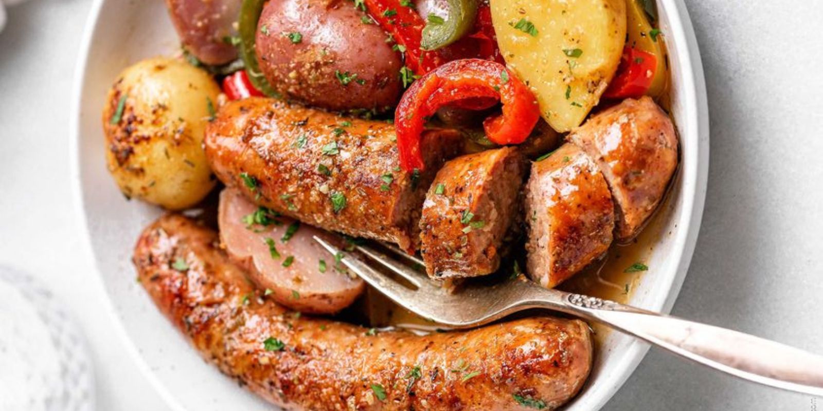 Rezept für Bratwurst mit Porreegemüse und neuen Kartoffeln: Ein ...