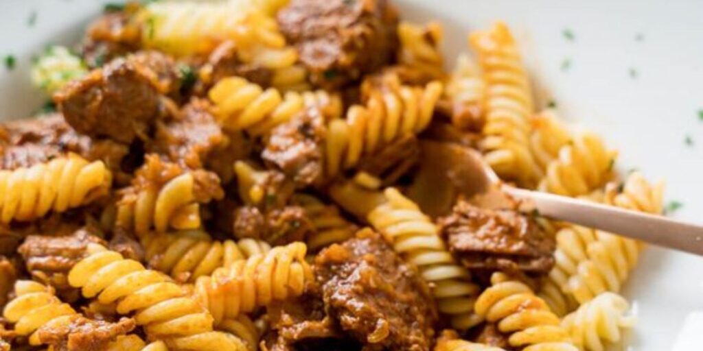 Gulasch mit Nudeln: Ein Klassisches Rezept für Herzhaften Genuss ...