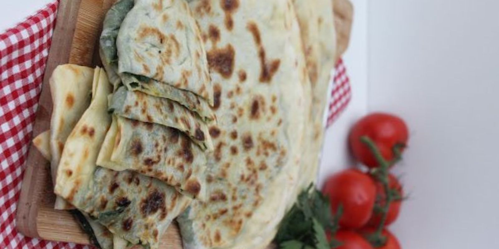 Eine Vielfalt an Türkischen Pfannkuchen mit Zwei Käsesorten - Ein ...