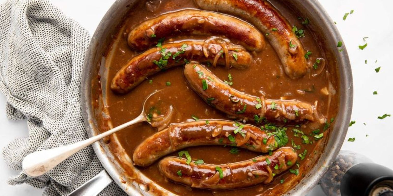 Rezept für Bratwurst mit Zwiebelsauce: Herzhaft, Aromatisch und Einfach ...