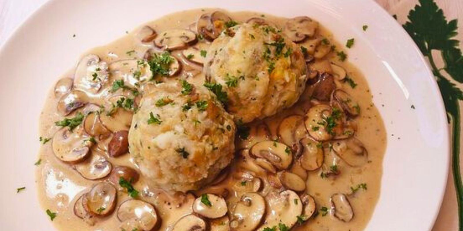 Semmelknödel mit Pilzsoße - Herzhaftes Genusserlebnis aus der ...