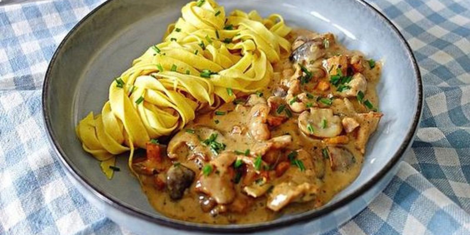 Spaghetti mit Gebratenen Champignons in Cremiger Rahmsoße: Ein ...