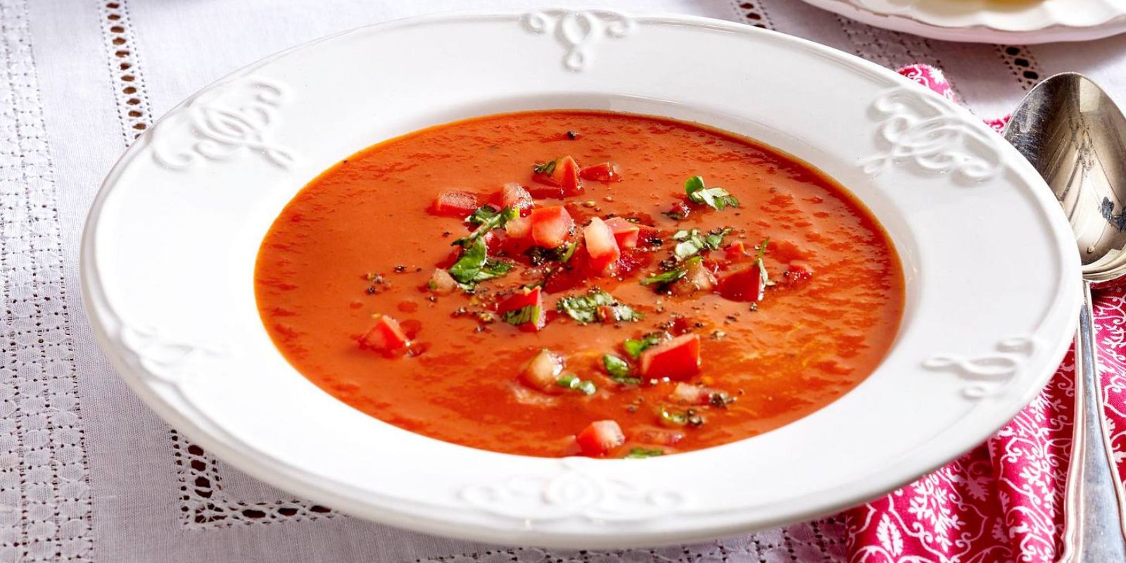 Frische Tomatensuppe mit Basilikum-Crostini - Rezepte &amp; Tipps