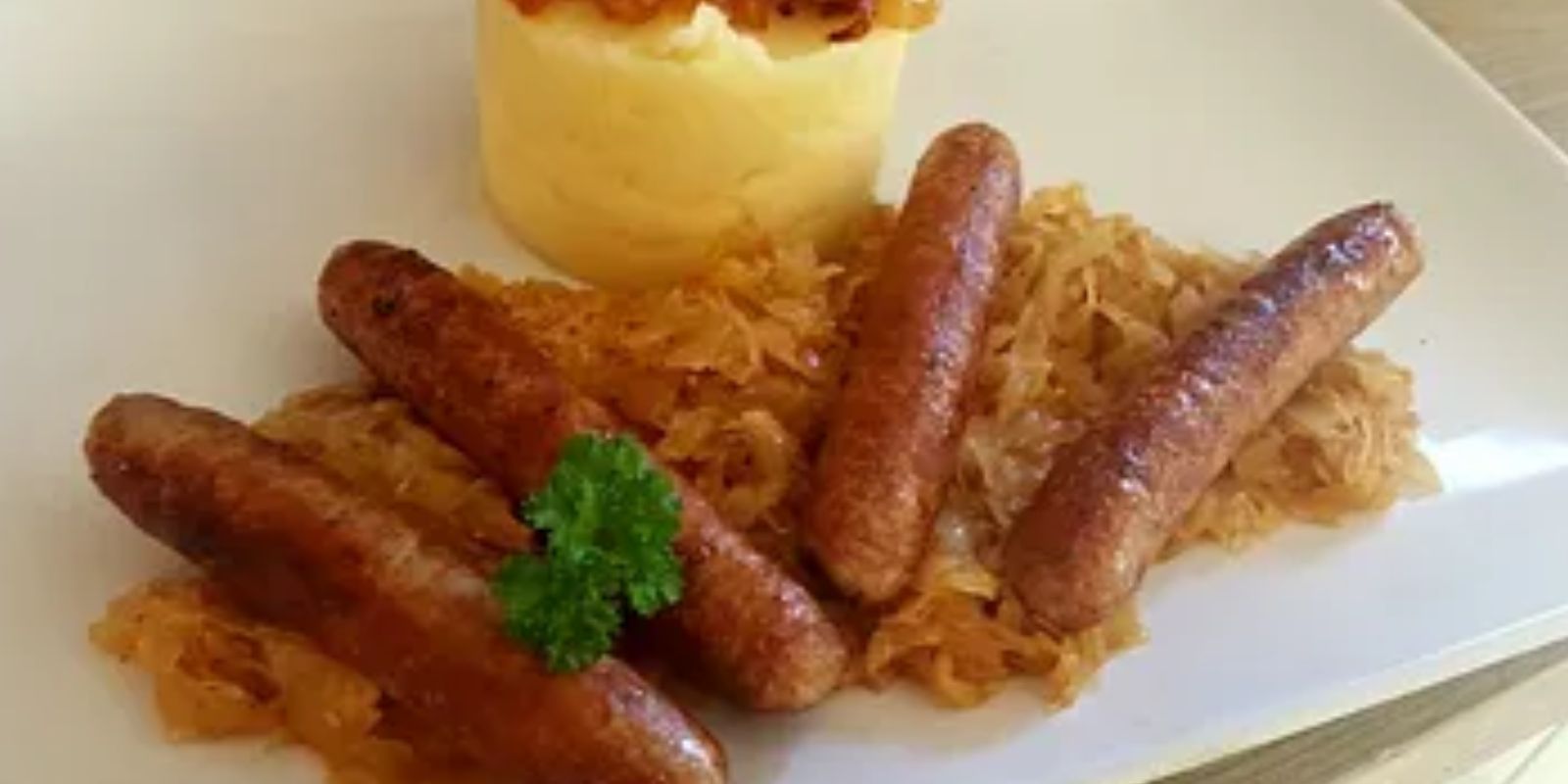 Thüringer Bratwurst mit Kartoffelpüree und Sauerkraut - Rezepte &amp; Tipps