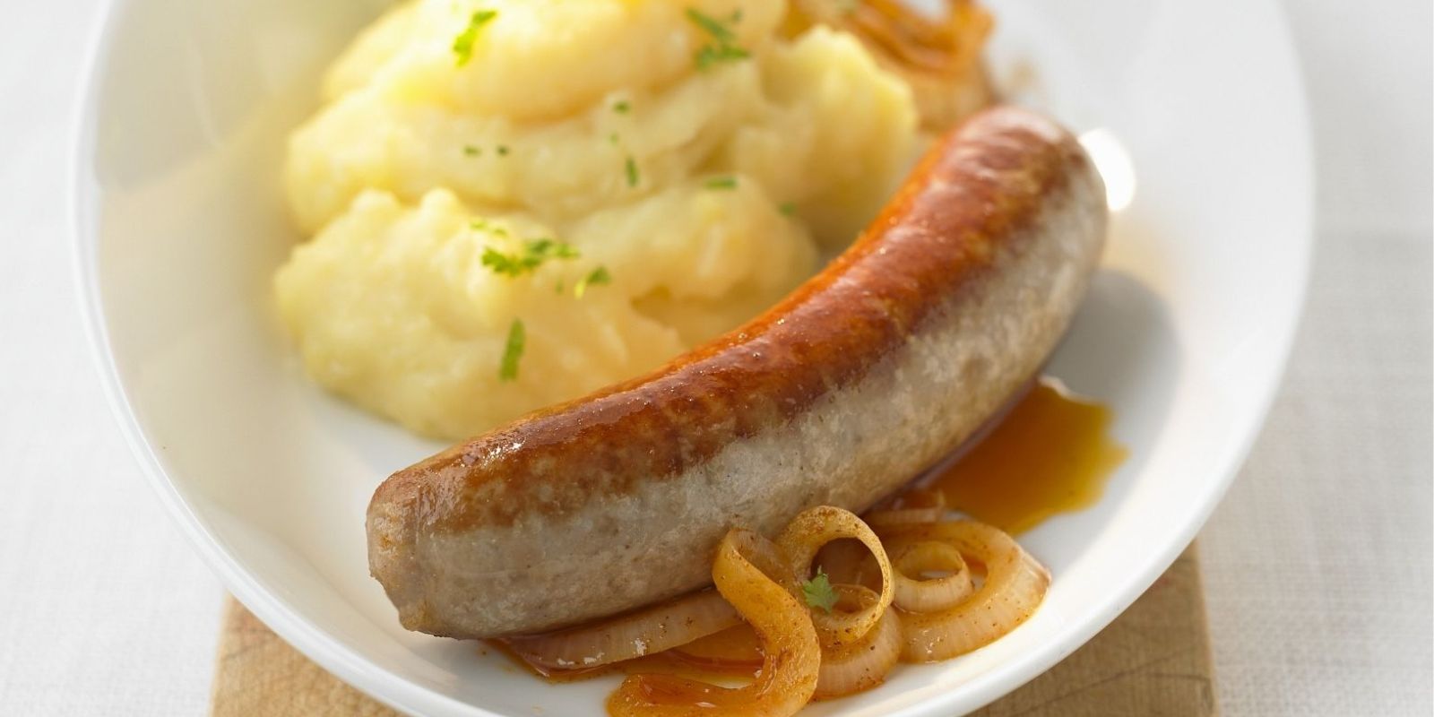 Bratwurst mit Porreegemüse und neuen Kartoffeln in Bratfett - Rezepte ...
