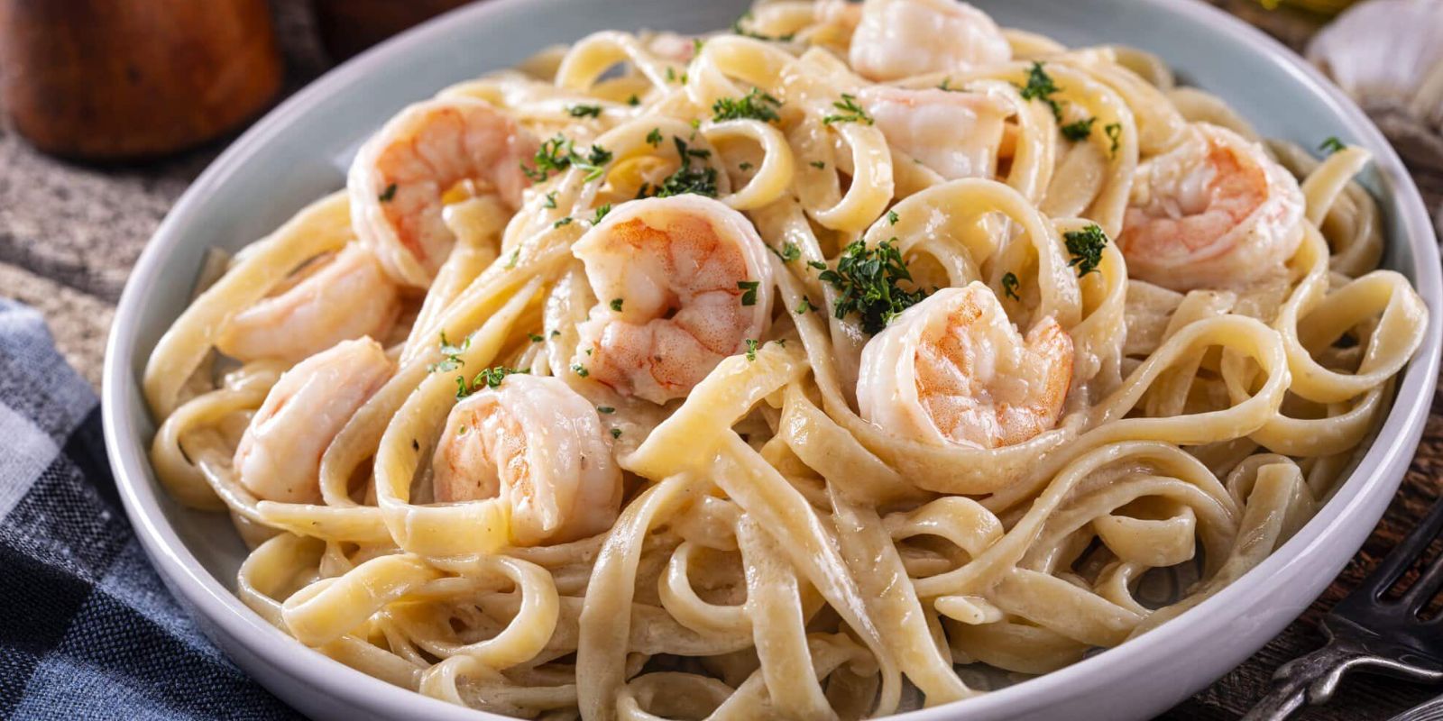 Cremige Garnelen-Nudeln mit hausgemachter Alfredo-Sauce - Rezepte &amp; Tipps