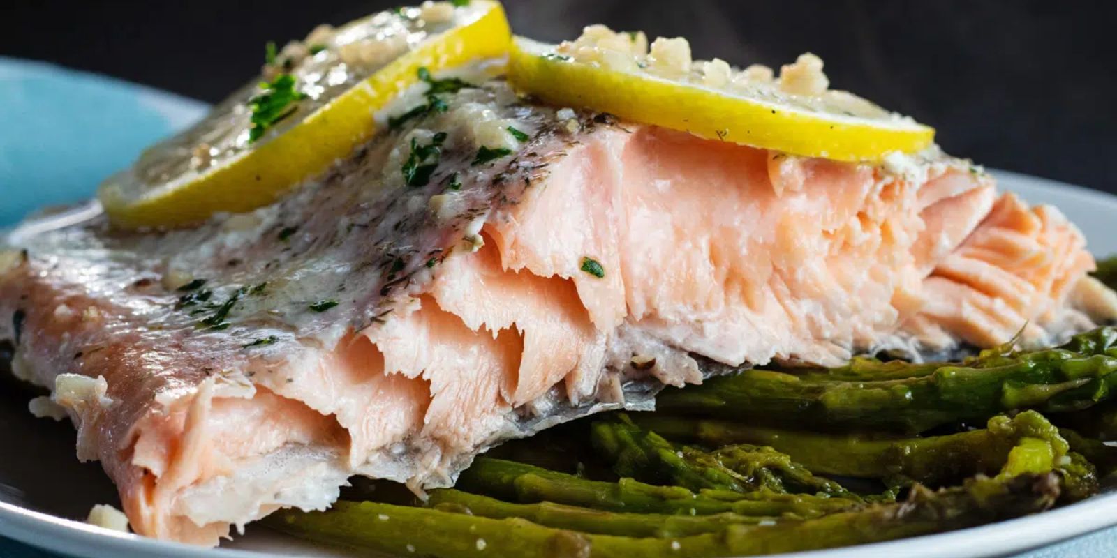 Gebackener Lachs in Folie mit Spargel- und Zitronen-Knoblauch ...