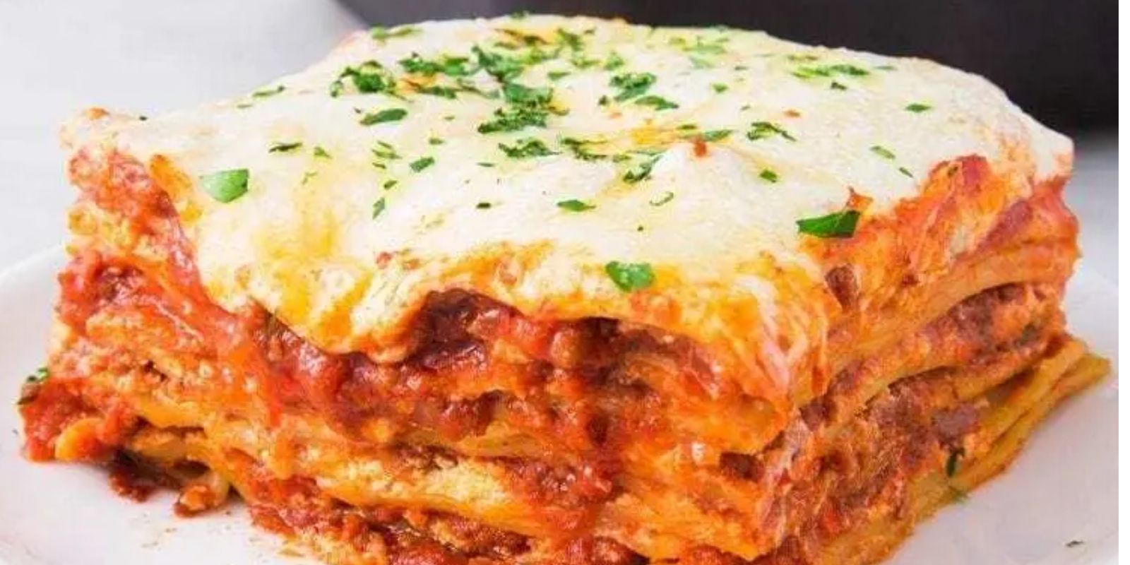 Kulinarische Raffinesse: Gerollte Lasagne mit Schinken und Pilzen ...