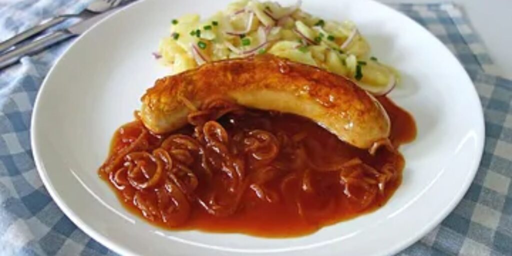 Deutscher Genuss: Bratwurst mit Zwiebelsauce Rezept für Feinschmecker ...