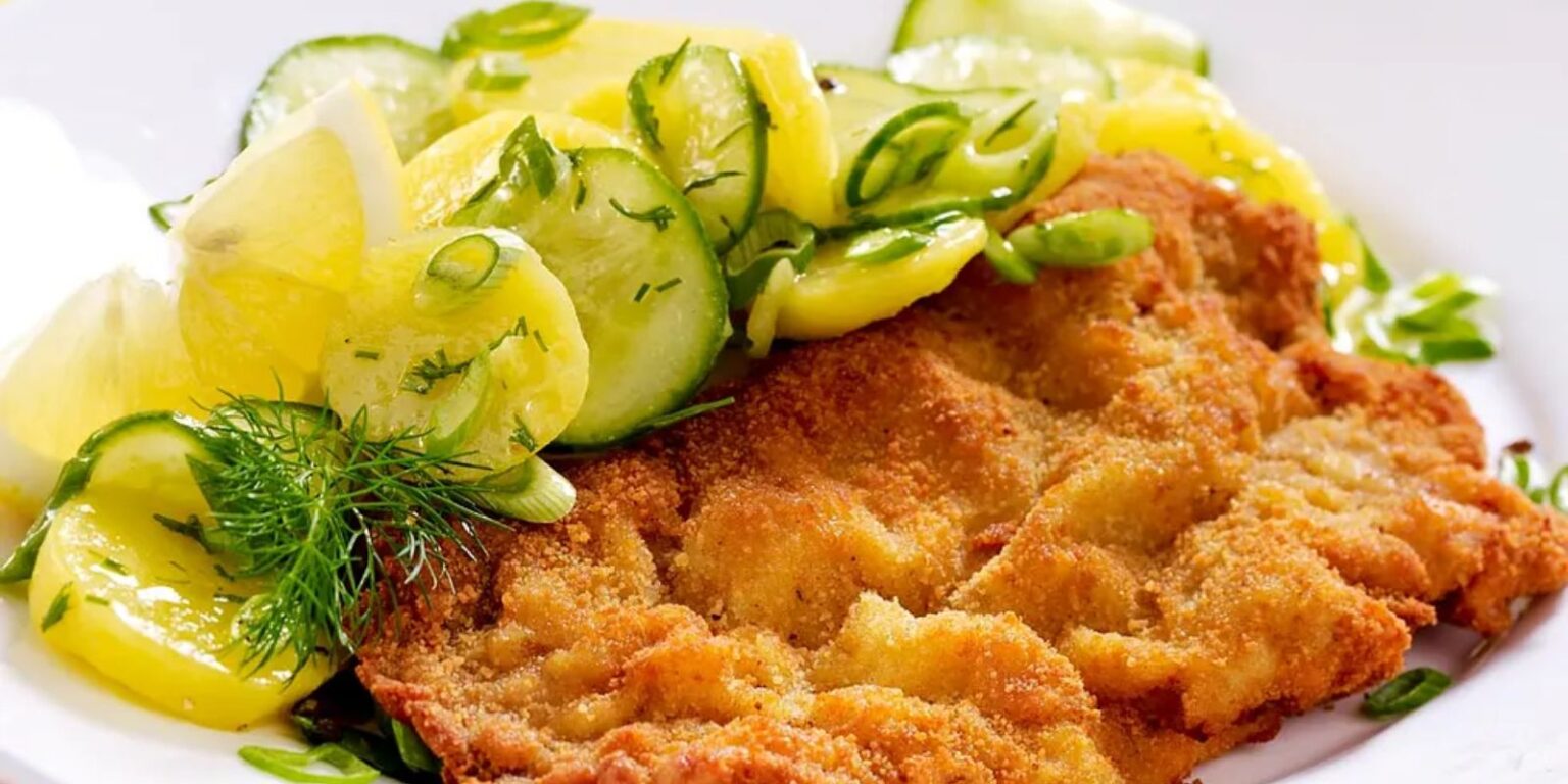 Klassisches Schnitzel mit Kartoffel und Gurkensalat - Ein Herzhaftes ...
