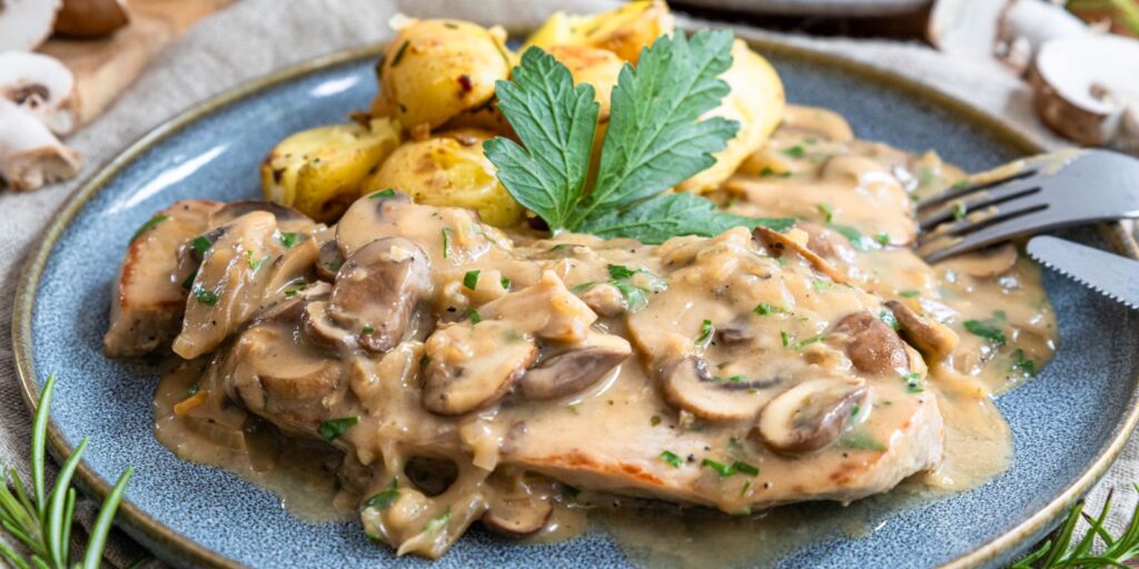 Jägerschnitzel mit Champignon-Rahmsauce - Rezepte &amp; Tipps