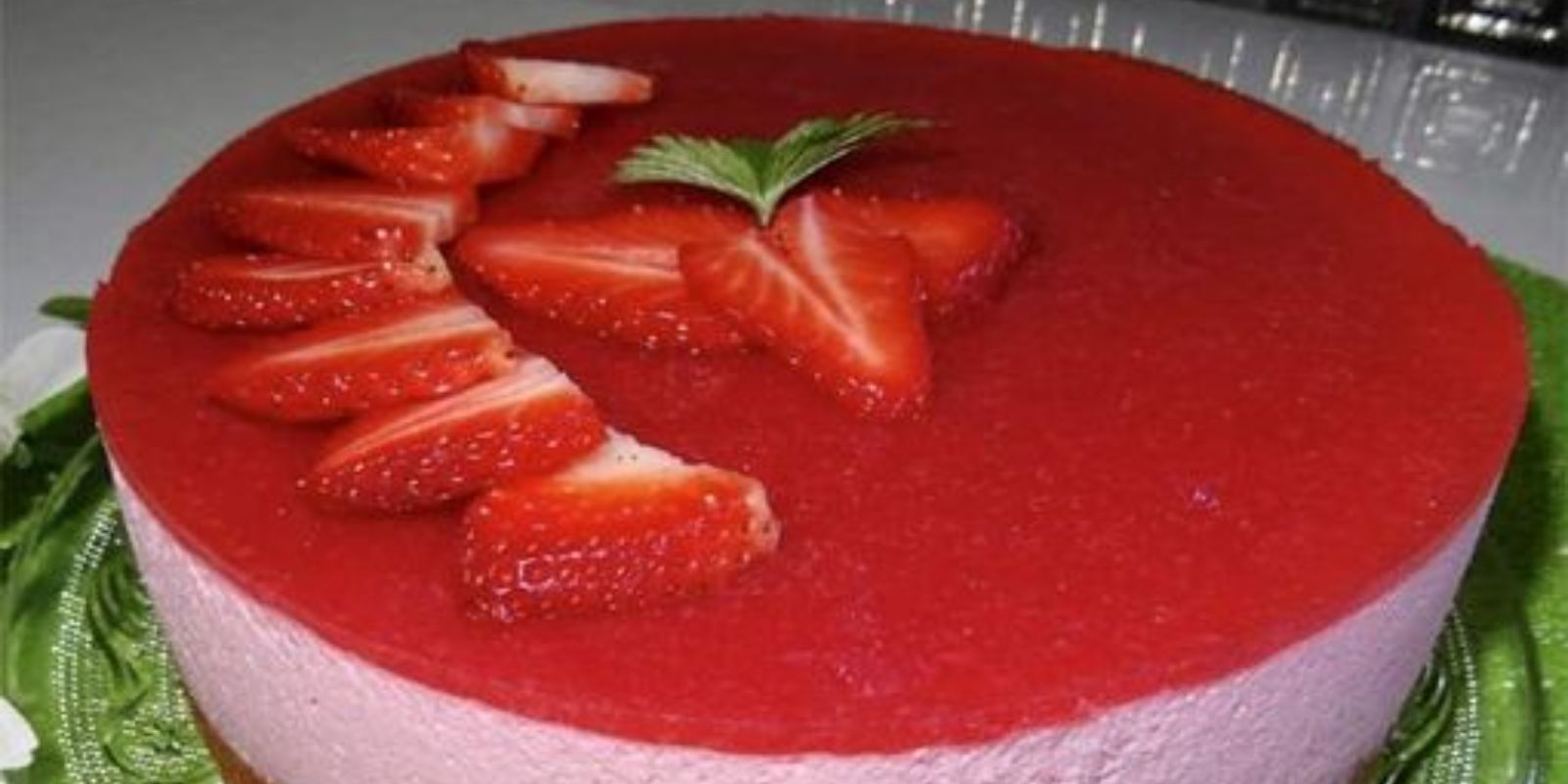 Verführerischer Erdbeer-Mousse-Kuchen - Ein Rezept für Fruchtigen ...