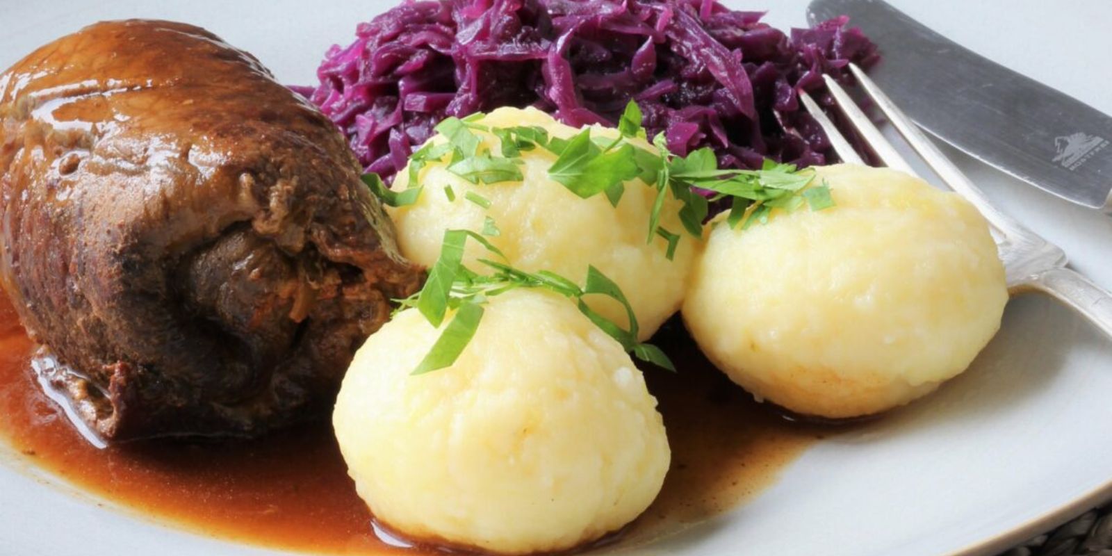 Rinderrouladen mit Rotkraut und Semmelknödel - Rezepte &amp; Tipps