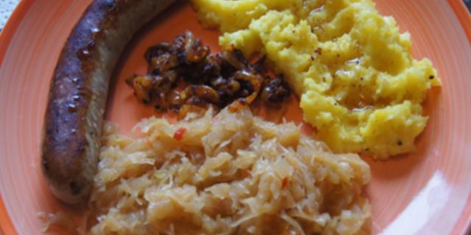Thüringer Bratwurst mit Kartoffelpüree und Sauerkraut - Rezepte &amp; Tipps