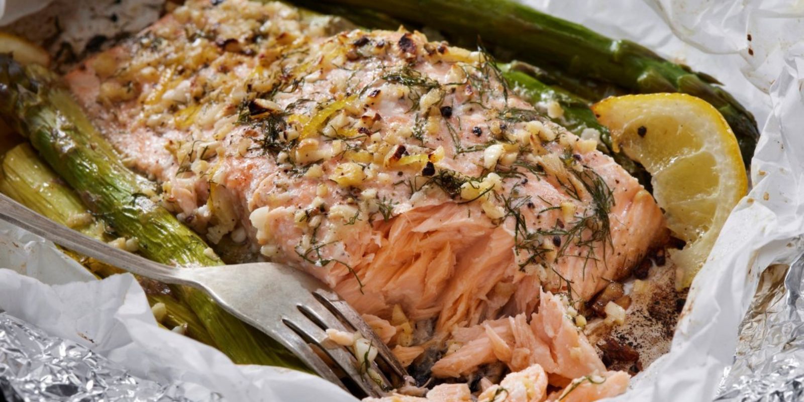 Gebackener Lachs in Folie mit Spargel- und Zitronen-Knoblauch ...