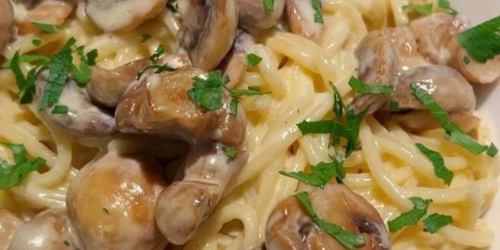 Spaghetti mit gebratenen Champignons in cremiger Rahmsoße - Rezepte &amp; Tipps