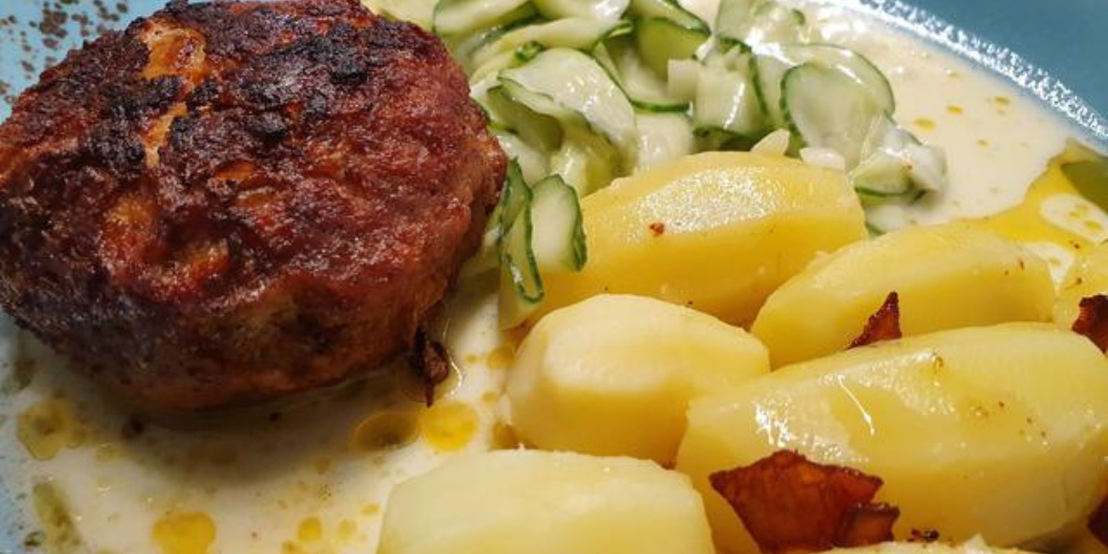 Fleischpflanzerl mit Kartoffelpüree und Gurkensalat - Rezepte &amp; Tipps