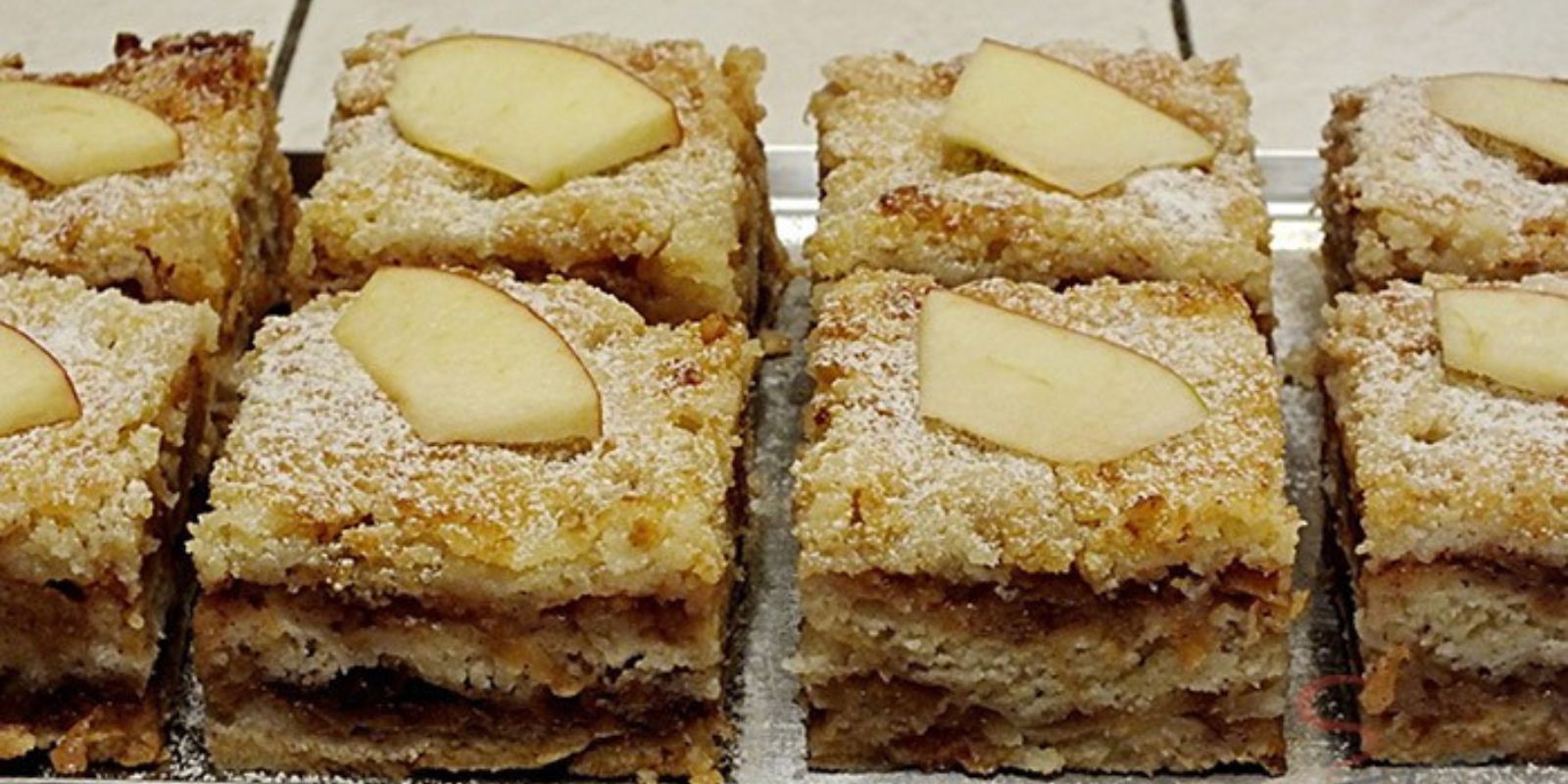 Gestreuter Tassenkuchen mit Äpfeln der ist zum verrückt werden lecker ...