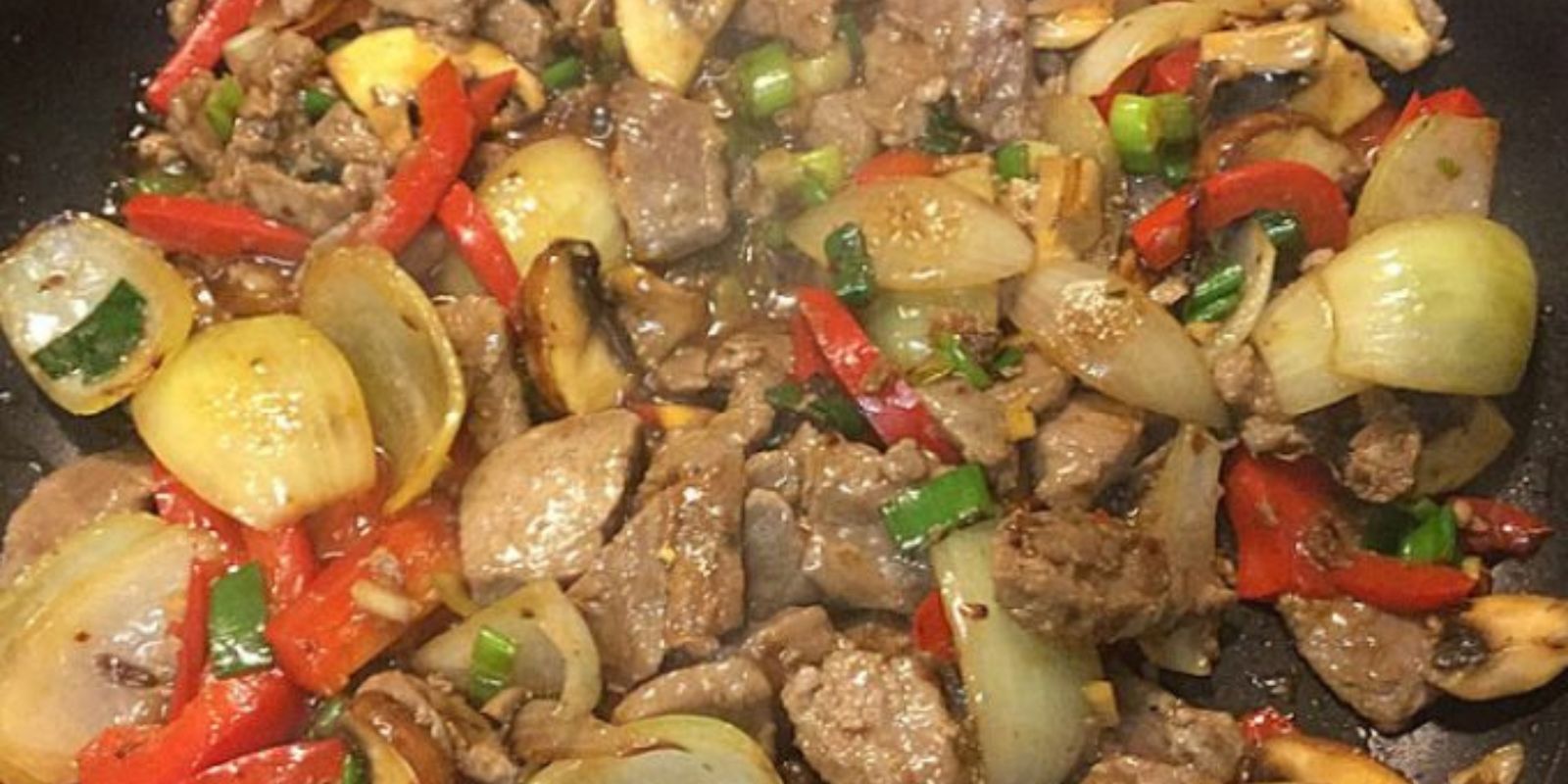 Chinesisches Rindfleisch mit Zwiebeln und Paprika - Rezepte &amp; Tipps