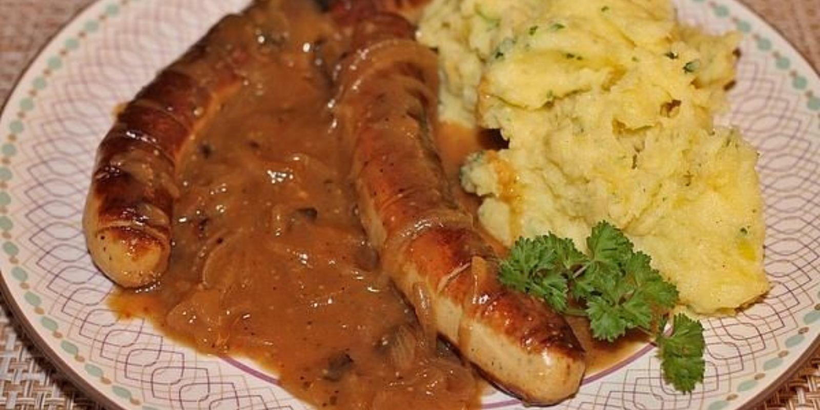 Bratwurst an Zwiebelsauce mit Kartoffelpüree - Rezepte &amp; Tipps