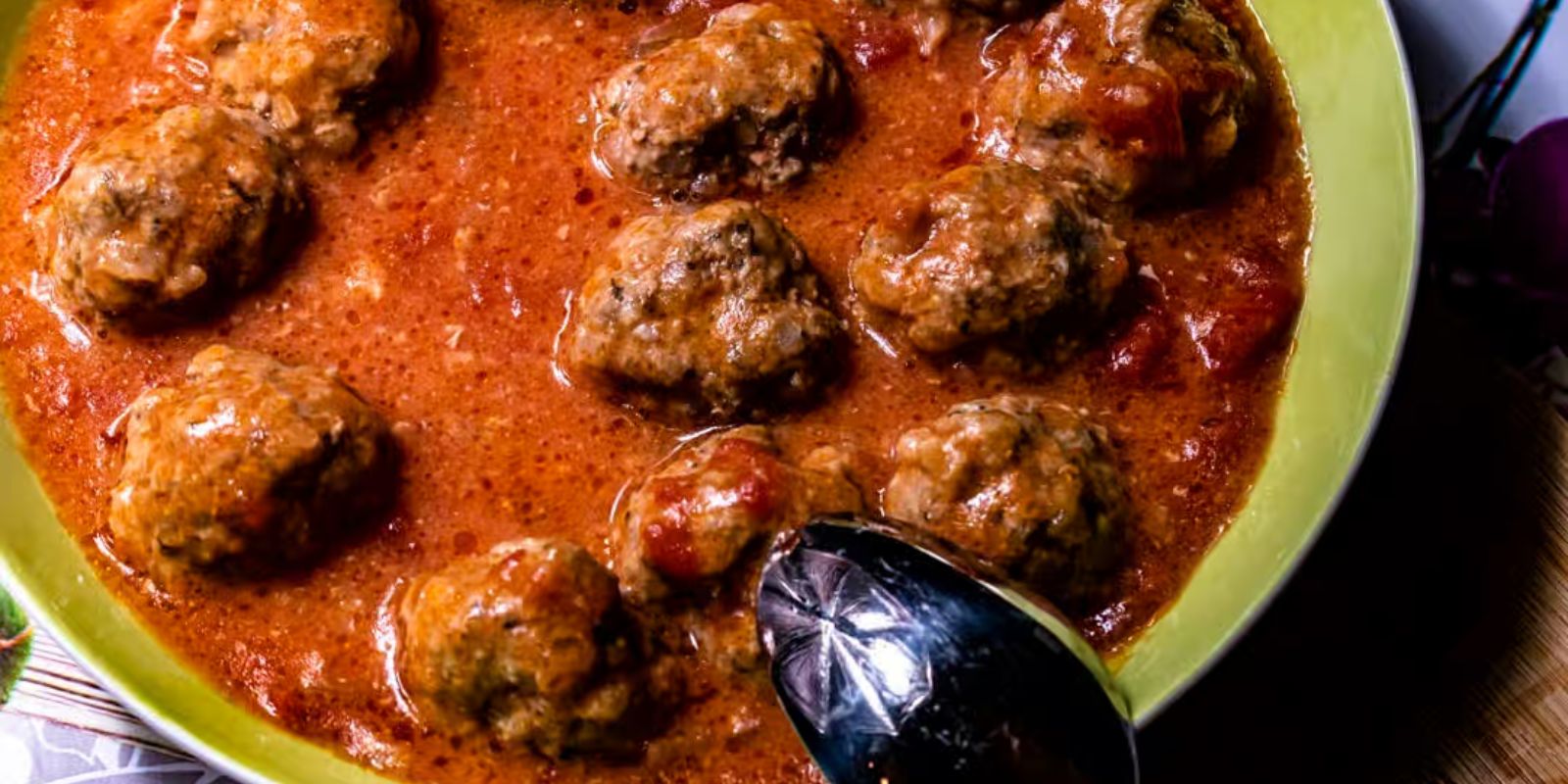 3 kleine Klopse mit buntem Gemüse und tomatensoße rezept - Rezepte &amp; Tipps