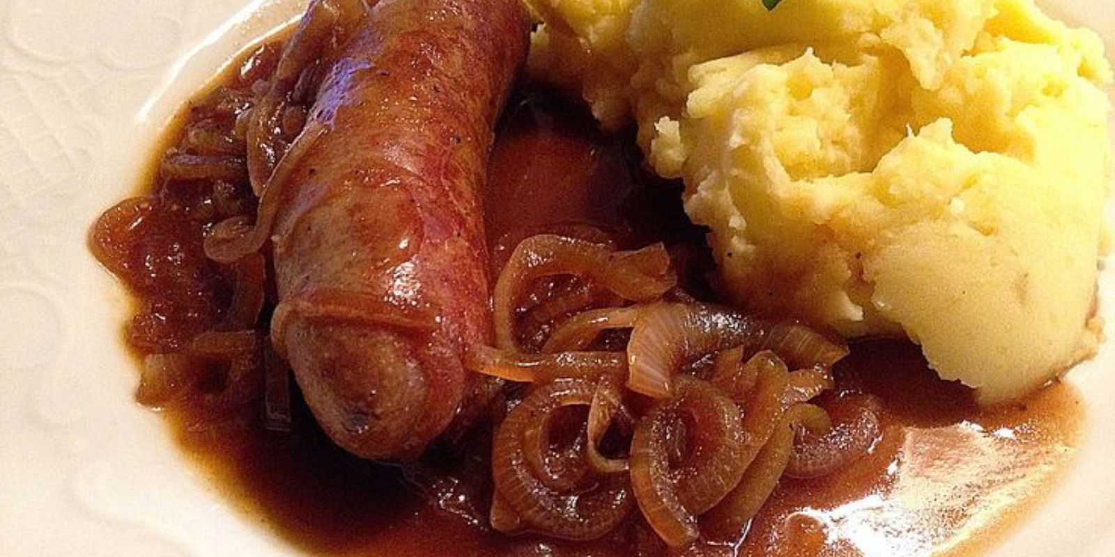 Bratwurst an Zwiebelsauce mit Kartoffelpüree - Rezepte &amp; Tipps