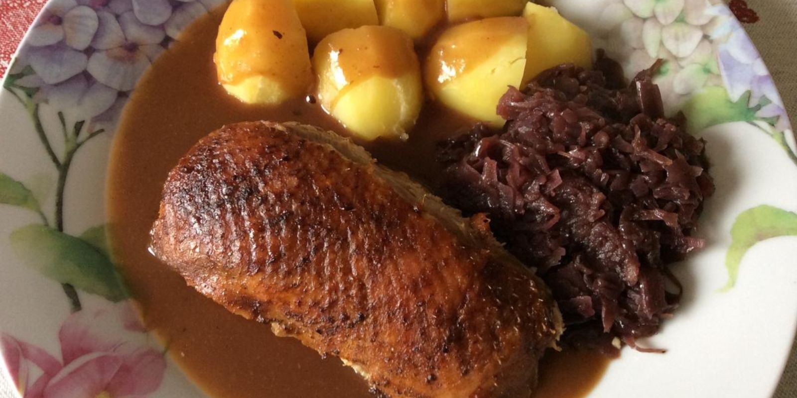 Entenbraten mit Apfelrotkohl und Kartoffelknödel - Rezepte &amp; Tipps