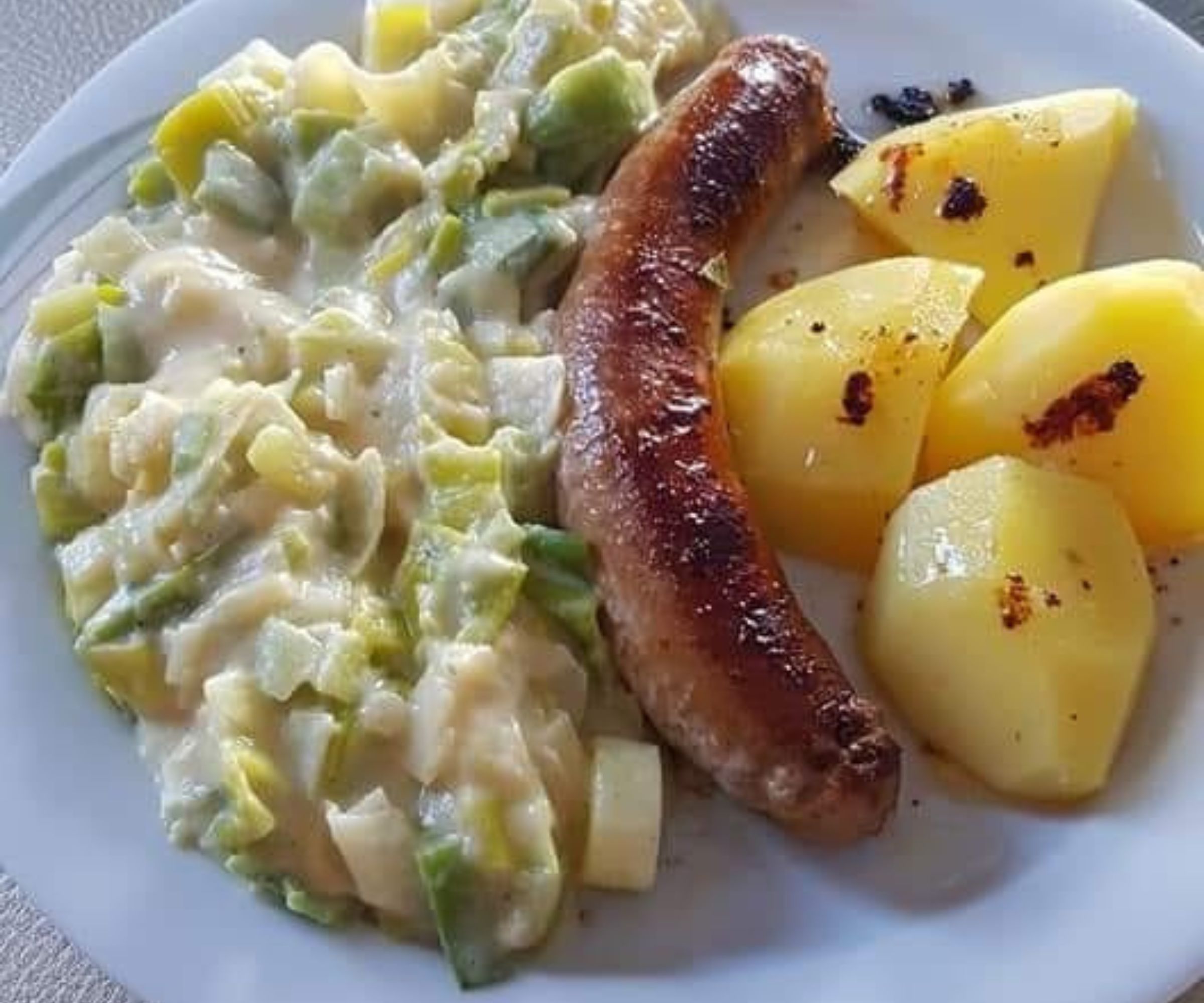 Die Kunst des Genusses: Bratwurst mit Porreegemüse und neuen Kartoffeln ...