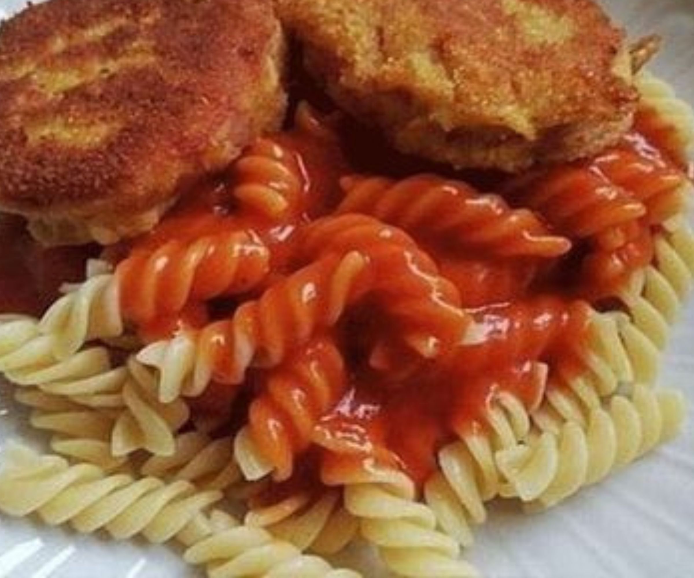DDR Makkaroni mit Tomatensoße und Jägerschnitzel: Ein Stück ostdeutsche ...