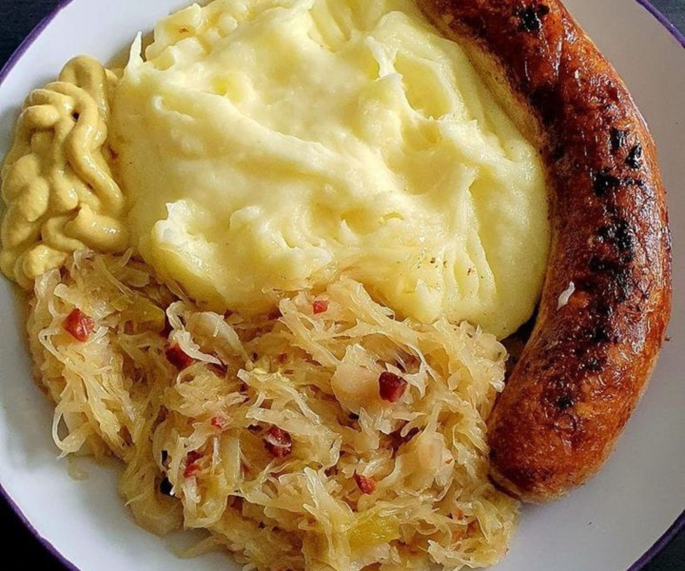 Thüringer Bratwurst mit Kartoffelpüree und Sauerkraut: Eine ...