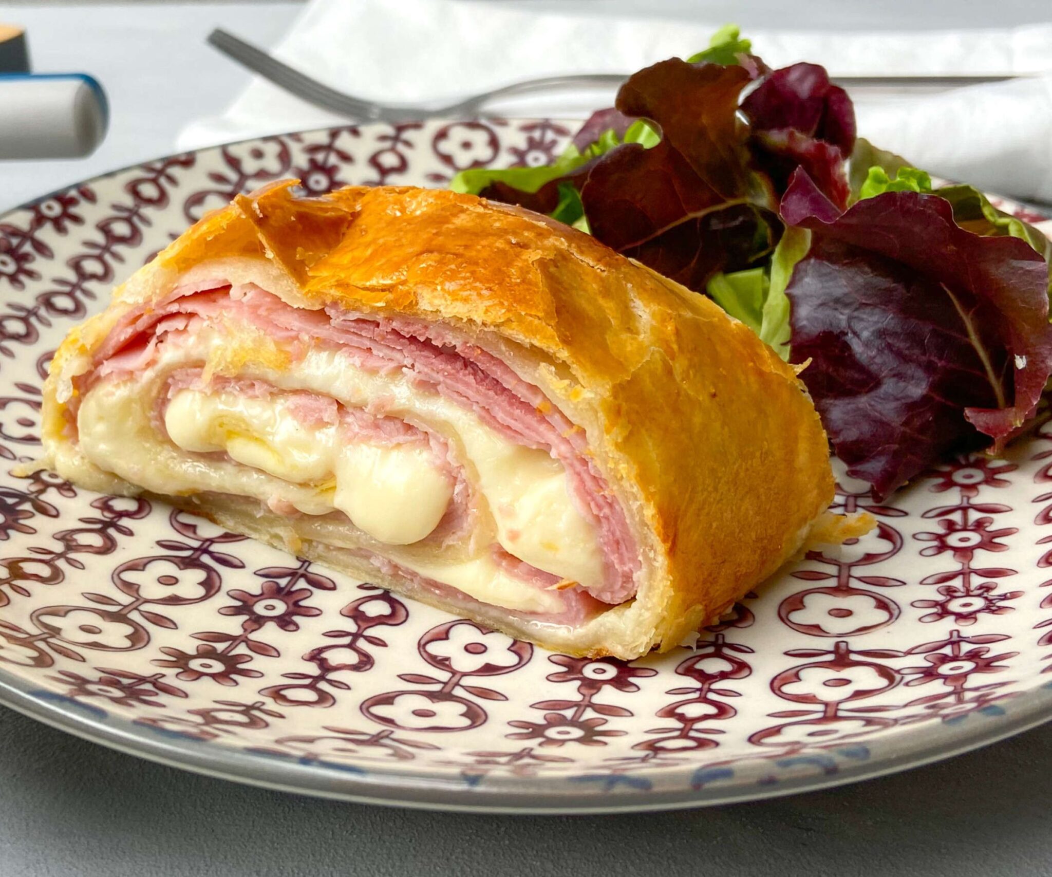 Einfach der Hammer! Blätterteigstrudel mit Schinken und Käse - Rezepte ...